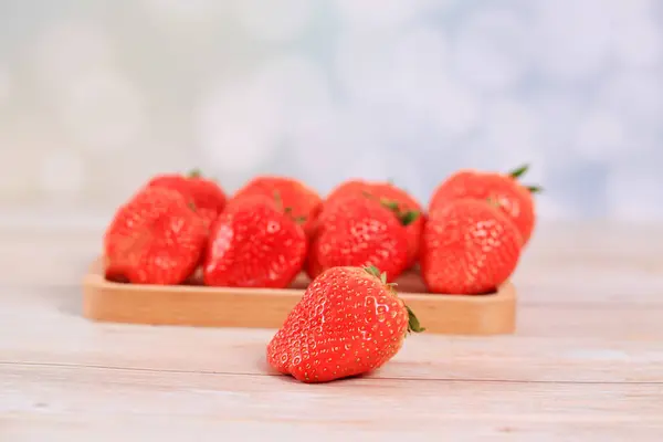 Las Fresas Frescas Están Sobre Mesa — Foto de Stock