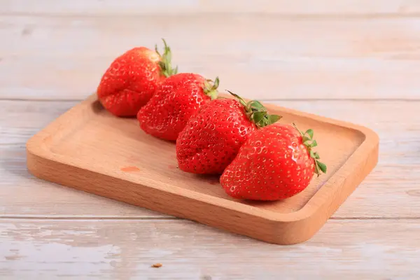 Las Fresas Frescas Están Sobre Mesa — Foto de Stock