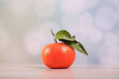 Taze portakallar masada.