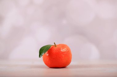 Taze portakallar masada.