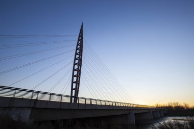 Akşamları köprü askıya alınır.