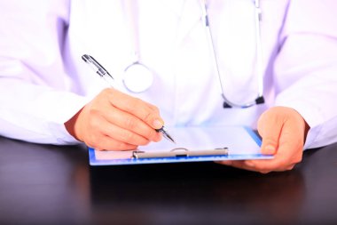 Ofiste çalışan bir doktor.