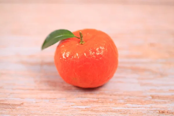 Die Frischen Orangen Liegen Auf Dem Tisch — Stockfoto