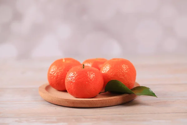 Les Oranges Fraîches Sont Sur Table — Photo