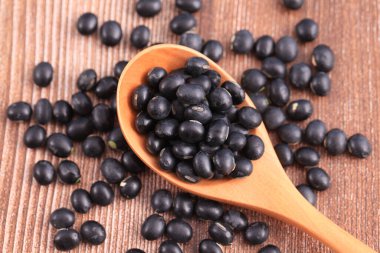 Siyah fasulyeler ahşap masada.