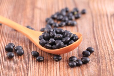 Siyah fasulyeler ahşap masada.