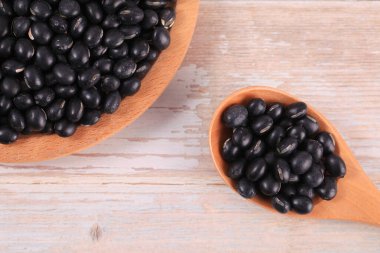 Siyah fasulyeler ahşap masada.