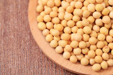 Soya fasulyesi ahşap masada.