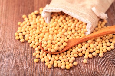 Soya fasulyesi ahşap masada.