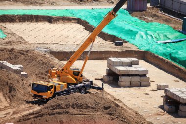 İnşaat sahalarında gezici vinç çalışması, inşaat sahasında