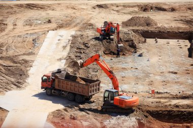 İnşaat alanında kazıcı ya da buldozer çalışıyor