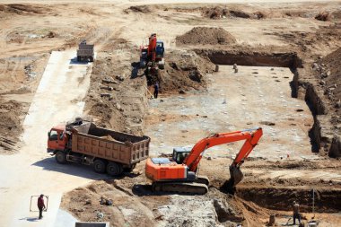 İnşaat alanında kazıcı ya da buldozer çalışıyor