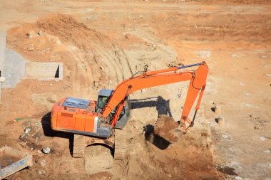 İnşaat alanında kazıcı ya da buldozer çalışıyor