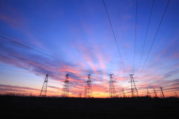 Pilón Por Noche Torre Alto Voltaje Hermoso Resplandor Del Atardecer — Foto de Stock