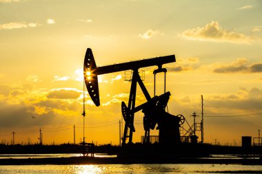 Petrol sahası, akşamları, petrol pompaları çalışıyor.