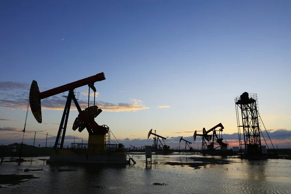 Campo Petróleo Sitio Por Noche Bombas Aceite Están Funcionando — Foto de Stock