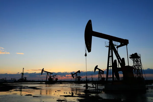 Campo Petróleo Sitio Por Noche Bombas Aceite Están Funcionando —  Fotos de Stock