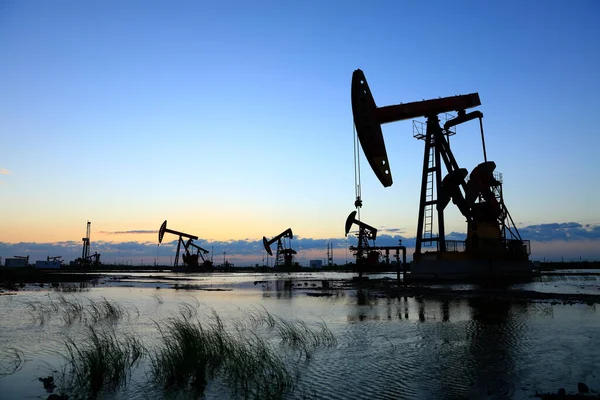 Campo Petróleo Sitio Por Noche Bombas Aceite Están Funcionando — Foto de Stock