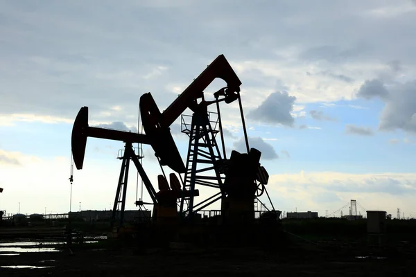 Campo Petróleo Sitio Por Noche Bombas Aceite Están Funcionando — Foto de Stock