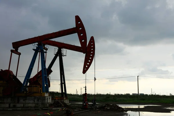 Campo Petróleo Sitio Por Noche Bombas Aceite Están Funcionando — Foto de Stock