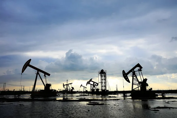 Campo Petróleo Sitio Por Noche Bombas Aceite Están Funcionando — Foto de Stock