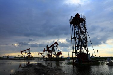 Akşamları petrol sahaları, akşamları petrol kuyusu.