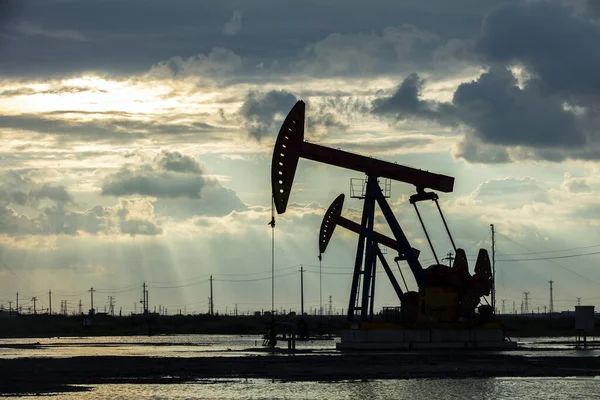 Campo Petróleo Sitio Por Noche Bombas Aceite Están Funcionando — Foto de Stock