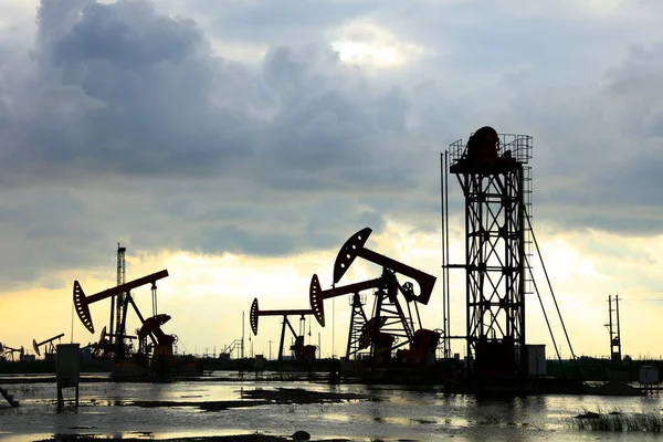 Campos Petrolíferos Por Noche Campo Petrolífero Derrick Por Noche — Foto de Stock