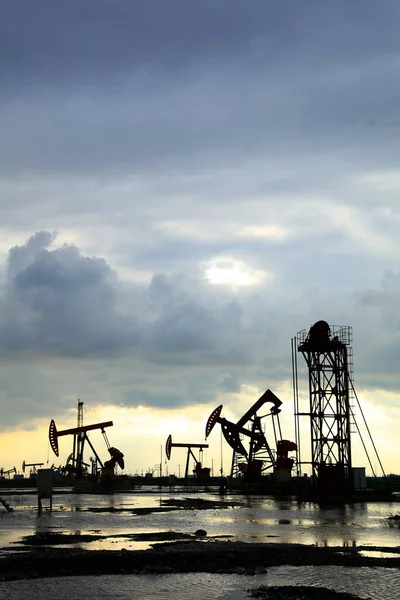 Campos Petrolíferos Por Noche Campo Petrolífero Derrick Por Noche — Foto de Stock