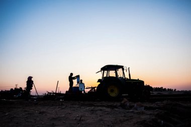 Baharda, tarım arazisindeki traktör.