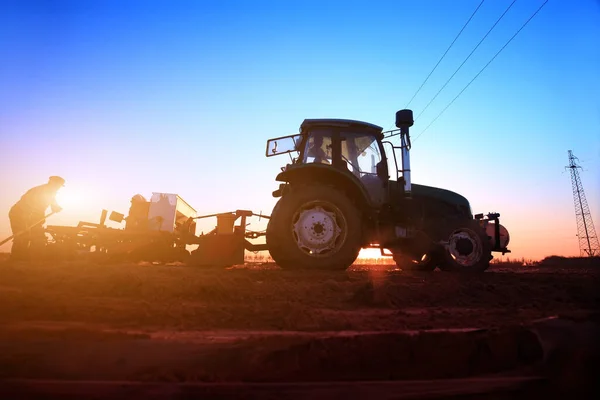 Frühjahr Der Traktor Der Landwirtschaft — Stockfoto