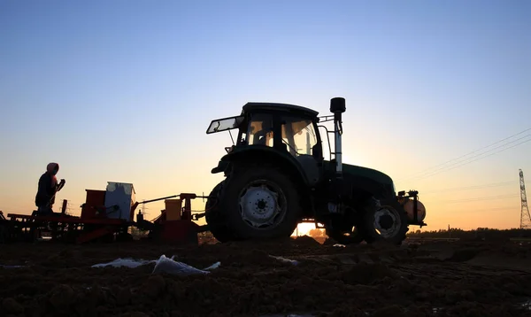 Frühjahr Der Traktor Der Landwirtschaft — Stockfoto