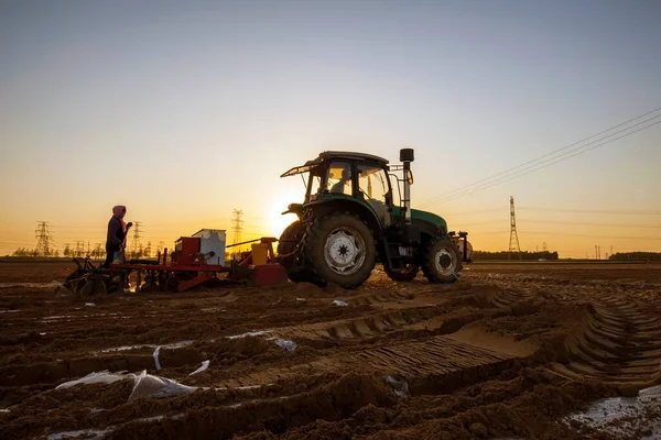 Frühjahr Der Traktor Der Landwirtschaft — Stockfoto
