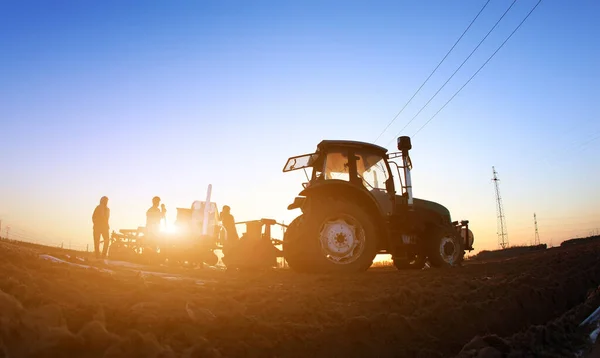 Frühjahr Der Traktor Der Landwirtschaft — Stockfoto