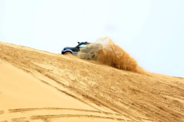 Çölde bir cip sürüyordu..