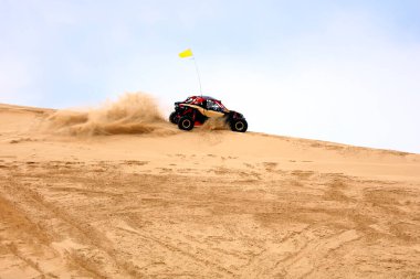 Çölde seyahat eden bir arazi aracı.