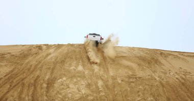 Çölde seyahat eden bir arazi aracı.