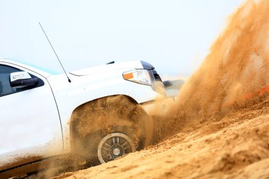 Çölde bir cip sürüyordu..