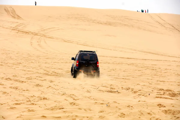 사막에서 운전하고 Suv — 스톡 사진
