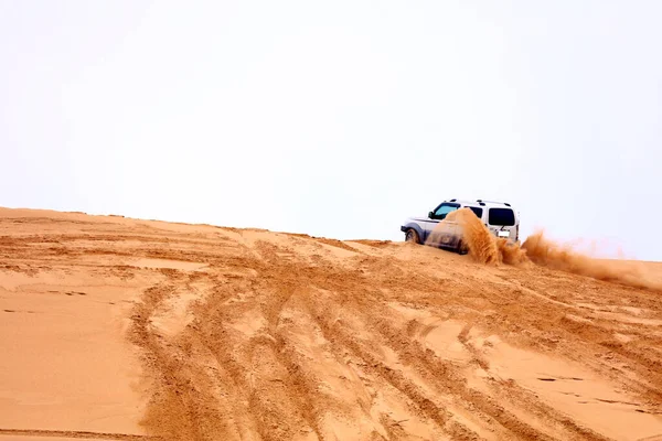 Οχήματα Εκτός Δρόμου Που Ταξιδεύουν Στην Έρημο — Φωτογραφία Αρχείου