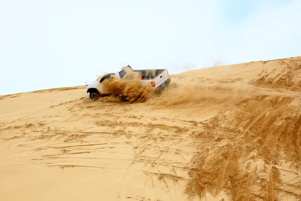 Ein Geländewagen Fuhr Der Wüste — Stockfoto