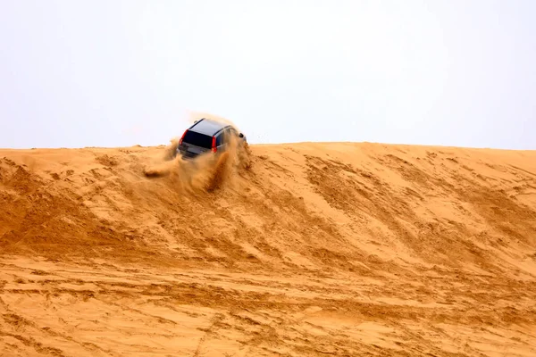 砂漠を走行するオフロード車 — ストック写真