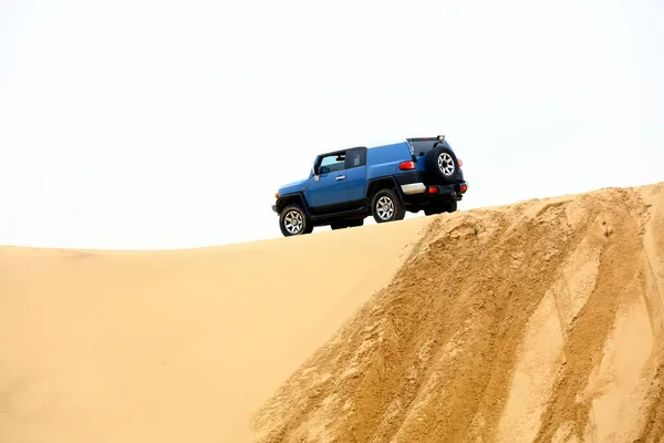 Vehículo Todoterreno Que Viaja Por Desierto —  Fotos de Stock