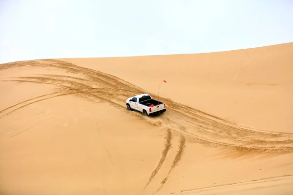 Veículo Road Que Viaja Deserto — Fotografia de Stock