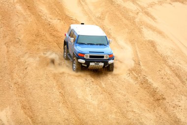 Çölde bir cip sürüyordu..