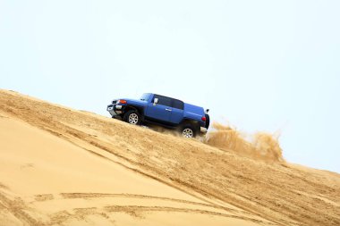 Çölde bir cip sürüyordu..