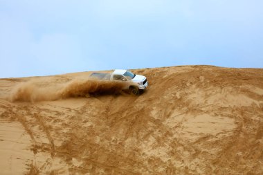 Çölde bir cip sürüyordu..