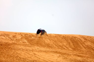 Çölde seyahat eden bir arazi aracı.