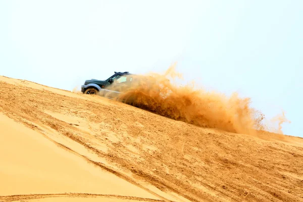 사막에서 운전하고 Suv — 스톡 사진