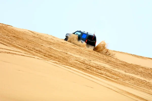 Ein Geländewagen Fuhr Der Wüste — Stockfoto